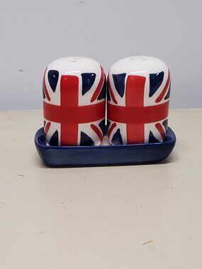 Union Jack Puckator Set of Salt and Pepper Shakers with Tray
